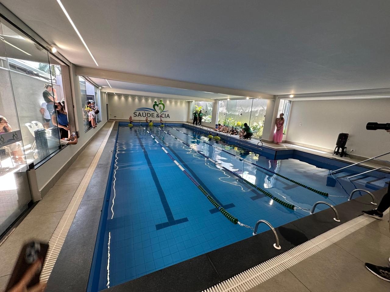 Piscina aquecida coberta com raias em espaço comercial